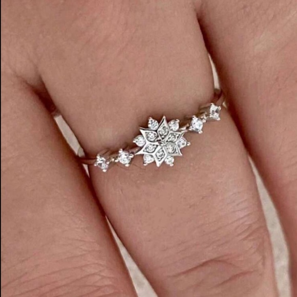 925 Sterling Silver Cubic Zirconia Snowflake Ring - Picture 6 of 10